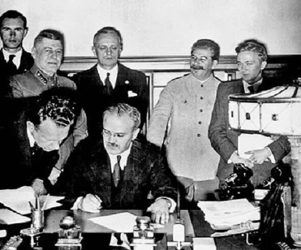 Ngoại trưởng Liên Xô Molotov ký Hiệp ước Xô - Đức không tấn công lẫn nhau với người đồng cấp Đức Ribentrof (đứng sau lưng). Ảnh: Wikipedia