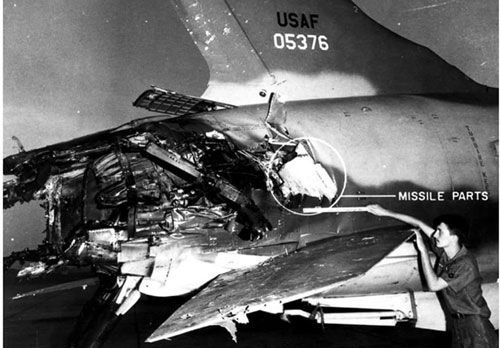 "Thần sấm" F-105 Mỹ may mắn sống sót sau khi bị MiG-21 Việt Nam bắn nát đuôi