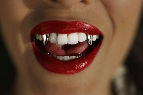 Giải mã căn bệnh bí ẩn khiến con người biến thành ma cà rồng