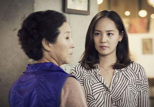 Nhìn mâm cơm ở cữ của chị gái, tôi sốc đến mức phải gọi taxi đưa chị đi ngay vì không chịu đựng nổi chính mẹ ruột mình