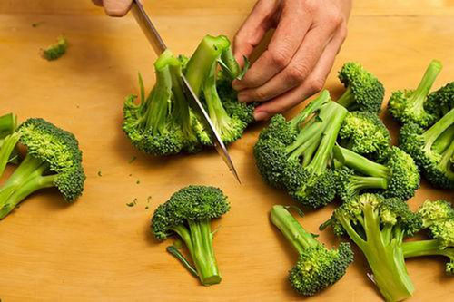 Chỉ rửa súp lơ bằng nước thì không sạch, phải thêm thứ này mới loại bỏ hết hóa chất