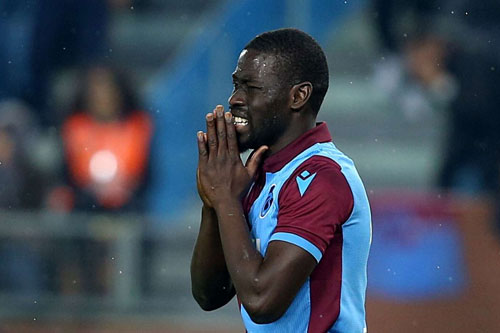 Cầu thủ... ăn tờ giấy chỉ dẫn của HLV vì sợ đối phương nhìn trộm