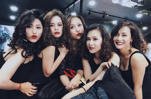 Vân Hugo bất ngờ khoe bạn thân 20 năm, tưởng ai xa lạ nào ngờ là nữ cơ phó xinh đẹp của hãng hàng không nổi tiếng