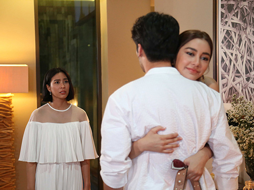 Vợ tần tảo ở nhà rách, nhặt ve chai kiếm tiền nuôi chồng ăn học, 5 năm sau ngã quỵ khi nhìn thấy chồng bước ra khỏi căn biệt thự bề thế