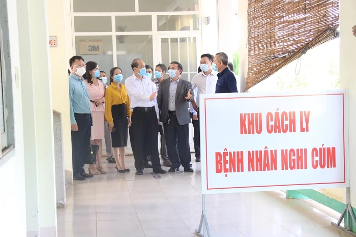 Lãnh đạo tỉnh Đắk Lắk kiểm tra công tác phòng chống dịch Covid-19 tại Bệnh viện Lao và bệnh Phổi tỉnh (Ảnh: Báo Đắk Lắk)