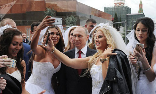 Tổng thống Putin bất ngờ vì được cô gái Nga ngỏ lời cầu hôn