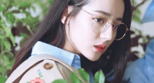 Chuyện sao Hoa ngữ bị cận thị: Tiêu Chiến thường xuyên không nhìn thấy gì, Địch Lệ Nhiệt Ba 'bị trách oan' khi đóng phim