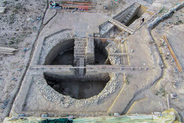 Phát hiện ngôi mộ 3.500 năm chứa nhiều châu báu và hàng nghìn miếng vàng lá