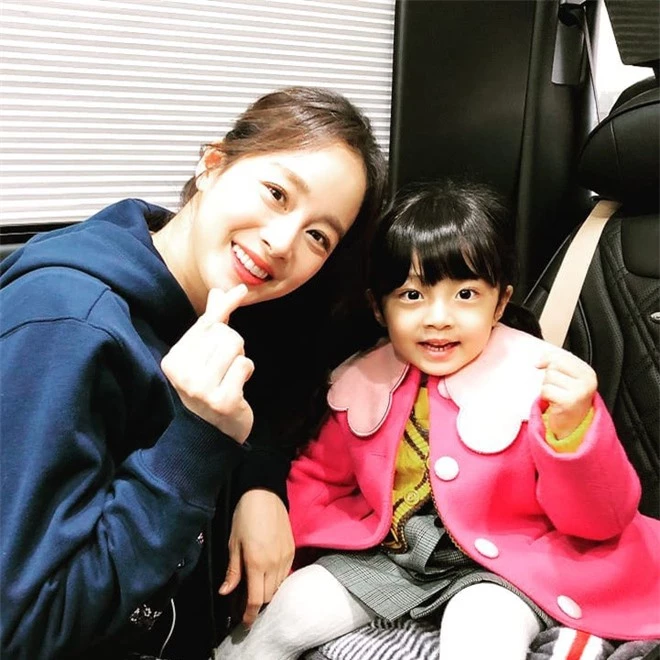 Kim Tae Hee đăng ảnh bên con gái thôi mà gây bão MXH: Màn khoe sắc đỉnh cao của 2 thế hệ cách nhau gần 4 thập kỷ - Ảnh 2.