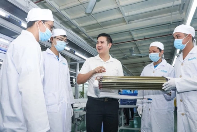 Ông Phạm Tam - Chủ tịch Asanzo (giữa ảnh) khẳng định chiến lược sản phẩm công nghệ hiện đại, giá thành bình dân.