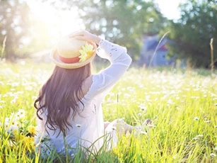 Nếu muốn sống hạnh phúc thực sự, hãy biết "lờ" đi 10 điều này