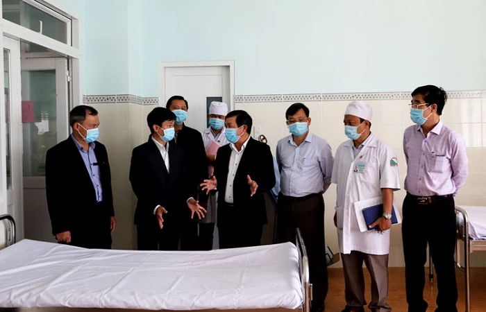Lãnh đạo tỉnh Lâm Đồng kiểm tra công tác phòng, chống Covid-19 tại Bệnh viện II Lâm Đồng (Ảnh: Báo Lâm Đồng)