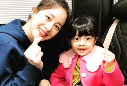 Kim Tae Hee đăng ảnh bên "con gái" thôi mà gây bão MXH: Màn khoe sắc đỉnh cao của 2 thế hệ cách nhau gần 4 thập kỷ