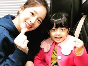 Kim Tae Hee đăng ảnh bên "con gái" thôi mà gây bão MXH: Màn khoe sắc đỉnh cao của 2 thế hệ cách nhau gần 4 thập kỷ