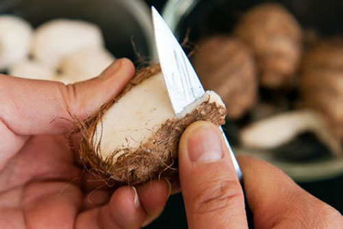 Tuyệt chiêu đơn giản và hay vô cùng giúp trị ngứa tay khi gọt rau củ cho các mẹ