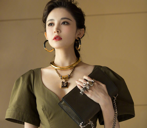 Những mỹ nhân Tân Cương gây sốt Cbiz: Kẻ bị chồng phản bội, ngoại tình với nhiều gái trẻ vẫn ngậm ngùi không dám ly hôn, người chật vật với tin đồn 'cướp chồng'