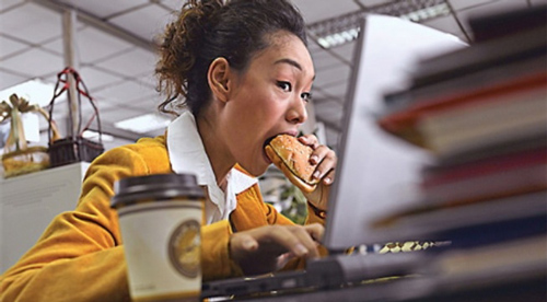 Những thói quen khiến bạn dễ mắc bệnh béo phì, thừa cân