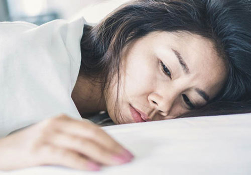 Thấy tôi được mẹ chồng cơm bưng nước rót, em chồng căm hận gửi tặng 1 cái nạng và loan tin thất thiệt về tôi cho cả họ hàng