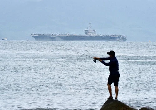 Tàu sân bay USS Theodore Roosevelt trong chuyến thăm Việt Nam. Ảnh: Sina