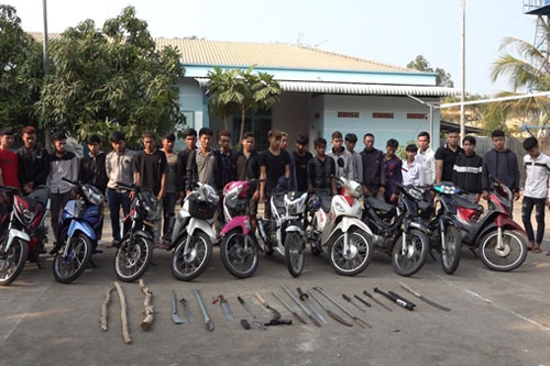 33 thanh niên mang súng, mã tấu giải quyết mâu thuẫn