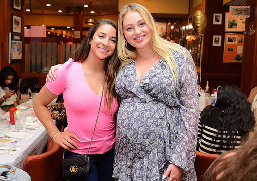 Cận kề ngày sinh, Iskra Lawrence vẫn quyến rũ, năng động