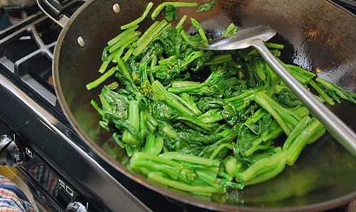 Chớ vội cho muối vào khi xào rau kẻo rau mềm nhũn, không xanh, đây mới là cách xào rau chuẩn nhất
