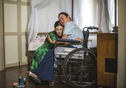 Bị cả nhà chồng quay lưng vì nghĩ tôi ganh tị với em chồng vậy mà sau một tháng nằm viện về, mẹ chồng cho tôi cuốn sổ tiết kiệm có 10 con số