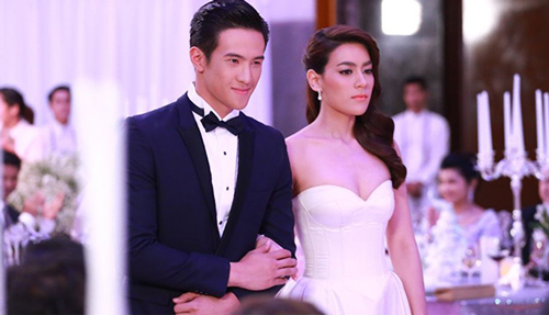 Chê bố vợ mặc vest không hợp thời trang trong đám cưới con gái, chồng bất ngờ thấy ông tặng căn nhà bạc tỷ làm của hồi môn