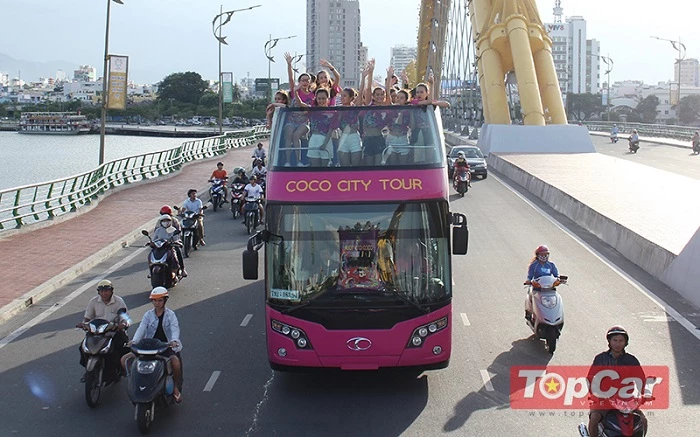 Xe ô tô 2 tầng mui trần chở khách tham quan Đà Nẵng (Ảnh minh họa)
