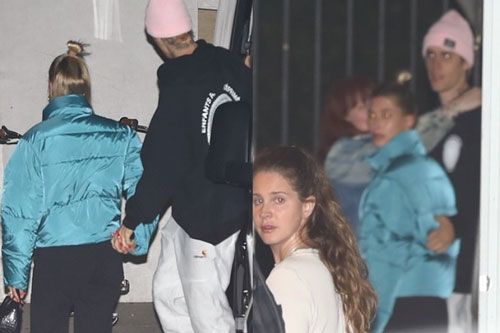 Lana Del Rey và vợ chồng Justin Bieber đồng loạt nhìn vào ống kính, câu chuyện đằng sau bức ảnh khiến MXH xôn xao