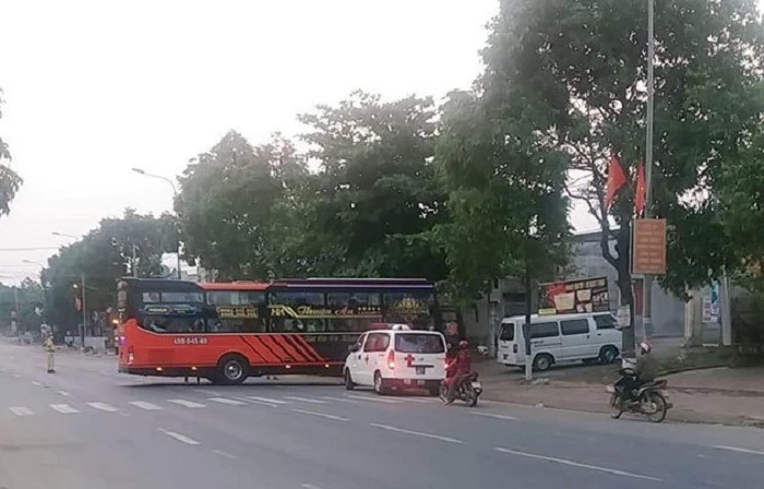 Chiếc xe khách chở 2 người tiếp xúc gần với du khách người Anh nhiễm Covid-19 tại Đà Nẵng được đưa đến cơ sở y tế để tẩy trùng (Ảnh: Báo Nhân Dân)