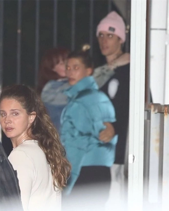 Lana Del Rey và vợ chồng Justin Bieber đồng loạt nhìn vào ống kính, câu chuyện đằng sau bức ảnh khiến MXH xôn xao - Ảnh 2.