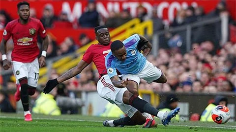 Wan-Bissaka khiến đàn anh Sterling 