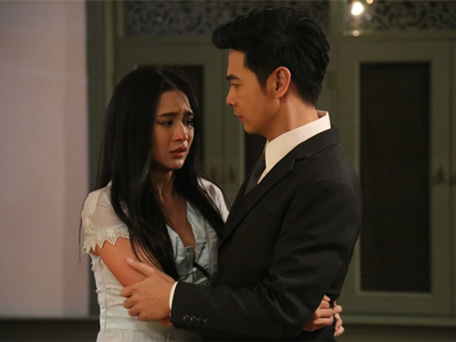 Đêm nào cũng thấy vợ ra ngoài cả tiếng đồng hồ, chồng lén lút theo dõi thì bật khóc khi thấy bộ dạng tã tượi đến xót xa