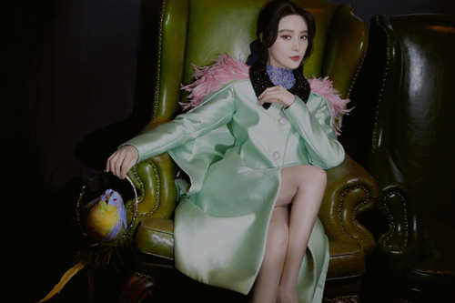 Trở lại làng giải trí sau thời gian dài vắng mặt, Phạm Băng Băng gây tranh cãi bởi đôi chân của mình