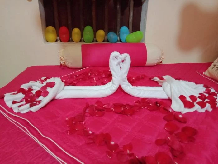 Chiếc giường cưới được mẹ chú rể trang trí vô cùng hài hước.