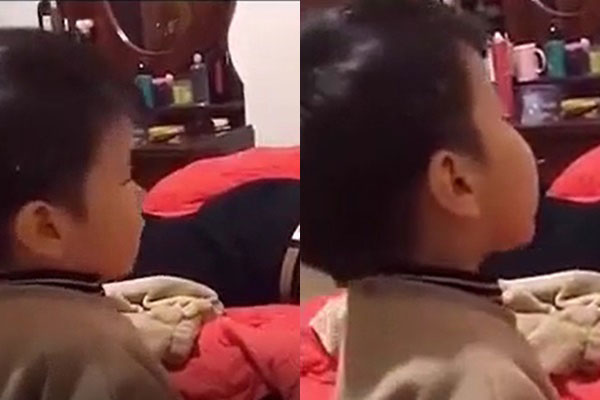 Thấy bố yêu mẹ hơn mình, bé trai có pha trách móc khiến ai cũng "cạn lời"