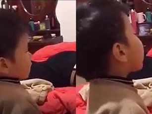 Thấy bố yêu mẹ hơn mình, bé trai có pha trách móc khiến ai cũng "cạn lời"