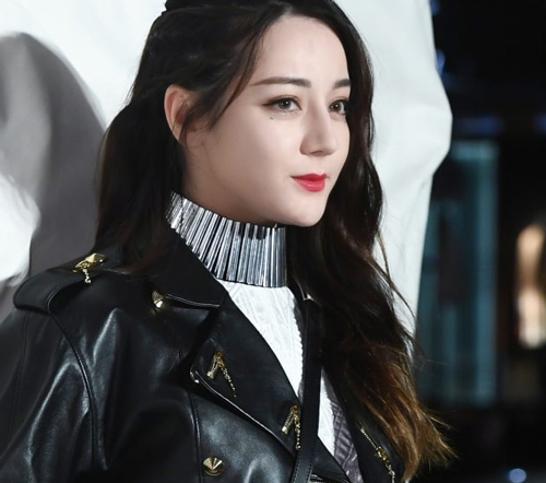 Chẳng cần photoshop, Địch Lệ Nhiệt Ba vẫn tỏa sáng rực rỡ