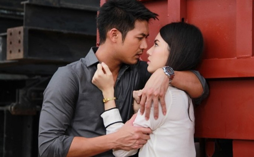 Sau 2 tháng ly thân, chồng mò sang phòng vợ thủ thỉ: Cu Tít tè dầm ướt giường rồi, cho anh ngủ chung đêm nay thôi!