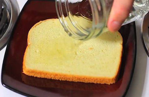 Đổ giấm vào miếng bánh mỳ, cứ tưởng "phí của" nhưng khi nhìn kết quả ai cũng tròn mắt bất ngờ