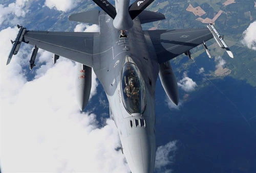 Theo Jane's, tích hợp APG-83 là nội dung chương trình nâng cấp toàn bộ phi đội F-16V của USAF lên chuẩn mới với khả năng chiến đấu được tăng cường rất nhiều so với phiên bản tiêu chuẩn. Để tích hợp APG-83 cho F-16V, Không quân Mỹ phải chi số tiền lên tới 261 triệu USD. Hợp đồng sẽ được nhà thầu Northrop Grumman hoàn thành trước khi kết thúc năm 2022.