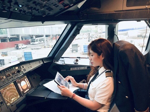 Chân dung nữ cơ phó khiến cộng đồng mạng 'truy lùng': nhan sắc ngọt ngào và tài năng quá nổi trội