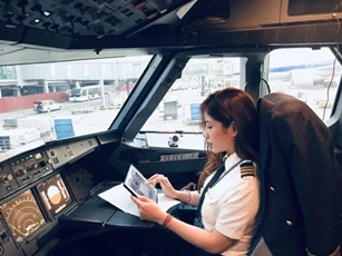 Chân dung nữ cơ phó khiến cộng đồng mạng 'truy lùng': nhan sắc ngọt ngào và tài năng quá nổi trội