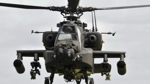 Anh cam kết sẽ vẫn ký hợp đồng nâng cấp đủ 50 trực thăng tấn công Apache lên chuẩn AH-64E. Ảnh: Jane's Defense Weekly.