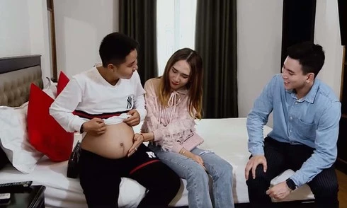 Minh Khang đang mang thai, bên cạnh là vợ anh - Minh Anh.