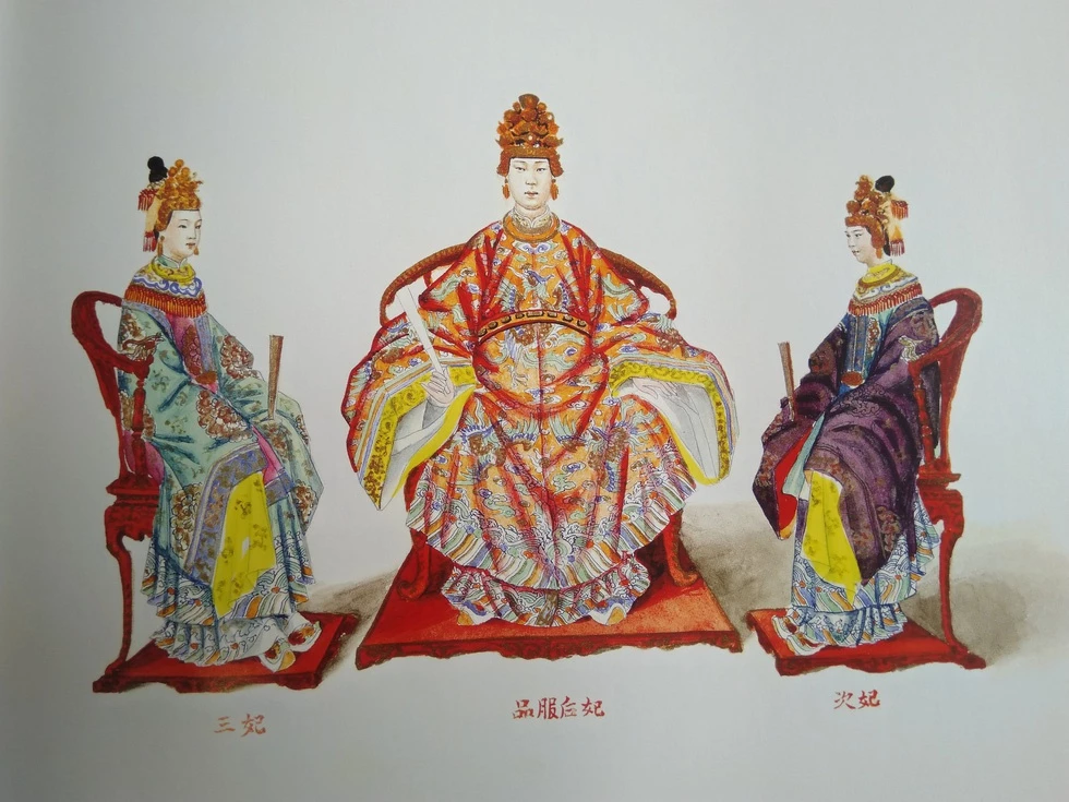 Trang phục hoàng hậu, thứ phi, tam phi triều Nguyễn. Ảnh: Thiên Điểu/ Tuổi trẻ.