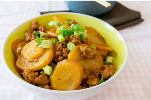 Bật mí công thức khoai tây xào thịt heo ngon nóng hổi, đậm đà đưa cơm