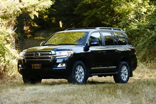 2. Toyota Land Cruiser (doanh số: 11 chiếc).