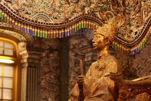 Tượng vua Khải Định trong lăng của ông.